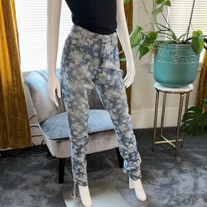 BDG Blue and White Floral Mid-Rise Twig Jeans